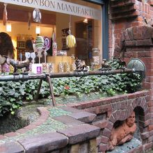 ガラス越しにお店の中が見えます。