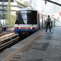 スカイトレイン直近で空港アクセスに車を使わない