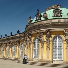 クリーム色の艶やかな宮殿