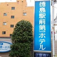 通りから細い道に入りますが、看板が大きいのですぐわかります。