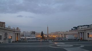 サン・ピエトロ広場は思っていた以上に広い。