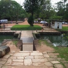 向かって右にある小屋のようなところで入場料を支払います