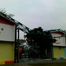 公園の裏手側から