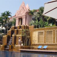 中庭にあるプール，正面には舞台もあります．