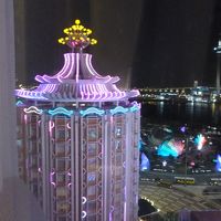 部屋からの眺望。この近辺は不夜城でした。