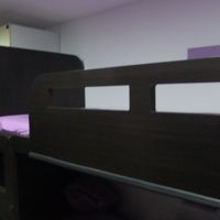 ベットの壁にライトと小物置き場がある