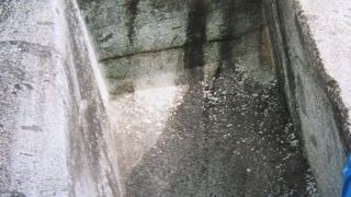 飛鳥路に点在する不思議な石造物の一つ