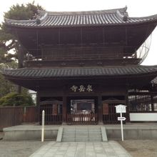 総二階の堂々たる山門