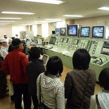 実験プラントの監視・制御室