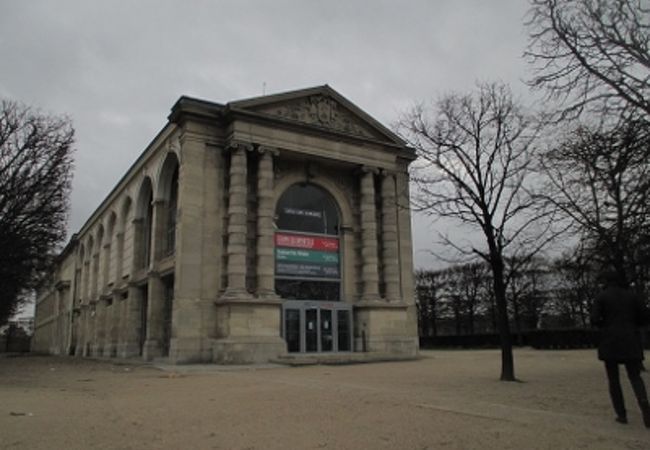 ジュ・ド・ポーム国立現代美術ギャラリー　企画展が催される美術館