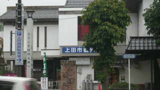 上田城跡公園の入口、二の丸橋の向かい