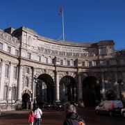 ロンドンを代表する門。バッキンガム宮殿の鳥居的な存在かな