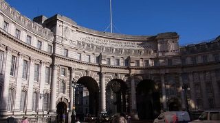 ロンドンを代表する門。バッキンガム宮殿の鳥居的な存在かな