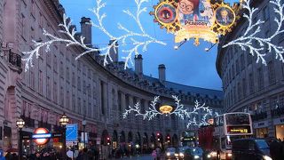 人通りが多く、とても華やか。ファストファッションなどのお店も多いです。