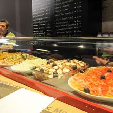 バルには美味しそうなタパが！