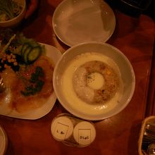 チャーハンにクリームソースをトッピング