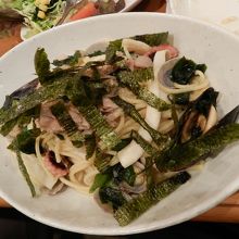 アサリとタコの入ったスパゲティ