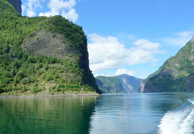 U字谷の水面を航行します