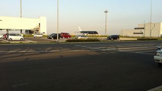 近くに安いビジネスホテルがある、深夜便、早朝便に強い空港。アクセスが惜しい。