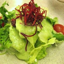 一番最初に出てきたサラダ。グリーンの枝豆のソース。