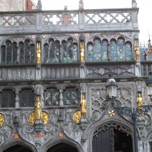 市庁舎前から見た礼拝堂正面