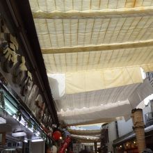 お店がひしめきます。