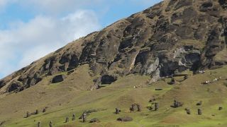 放置されたモアイ像　製造工場