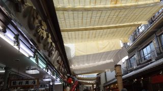 非常ににぎやかな通りです。