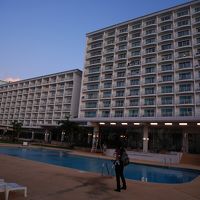 海側から見たホテルの外観。