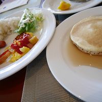 朝食バイキングでは種類は少ないものの洋食も和食もありました。
