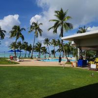 ロビーから見ても海が目の前！右にある施設でタオルを借ります。