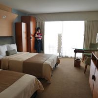 部屋の中。間接照明のみなので夜は少し暗いです。