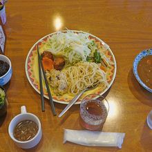 たべでは十分　うどんもある