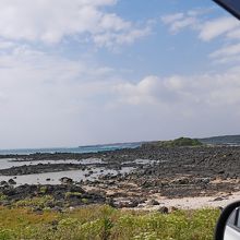海岸沿いの小さな道，車一台やっと，交換場所なし