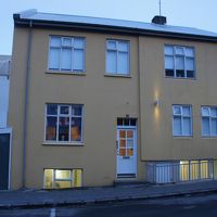 こじんまりとした黄色の建物