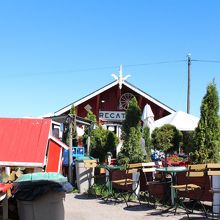 ここを中心に海沿いに席が広がっています。