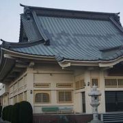 高台にある寺院