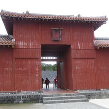 赤い色の建物・門