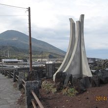 神湊港の流人の碑と八丈富士