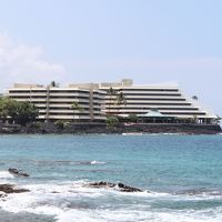 コナの町から見たホテル