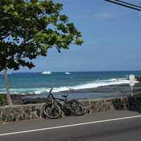 ホテル近くのコナの町。手前にいろいろな店がある。マーケットも