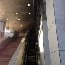 駅への階段とエスカレーター