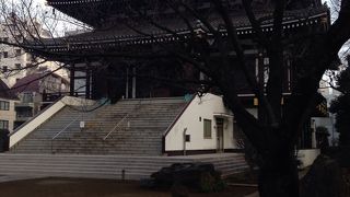 結構高さのある本堂