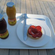 イチゴのタルトとジュースです