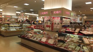 博多土産が何でもそろう、駅の中のショッピングプレイス