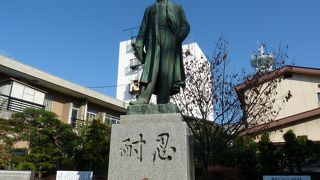 英世の銅像があります