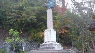 ローマより寄贈された碑