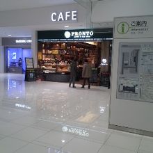 第2ターミナルが新しいので高級店に見える