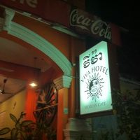 VIVA hotel 入口看板