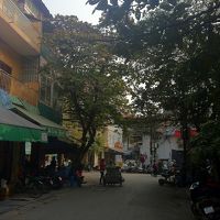 ホテル入口前の道-1